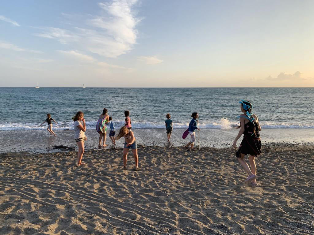 il mare, giochi e bambini sulla spiaggia